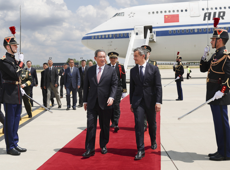 Le Premier ministre chinois Li Qiang arrive à l'aéroport d'Orly à Paris