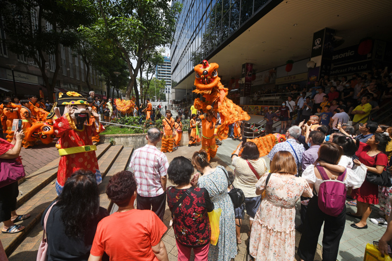 Des personnes font la danse du lion pour célébrer la Fête des lanternes