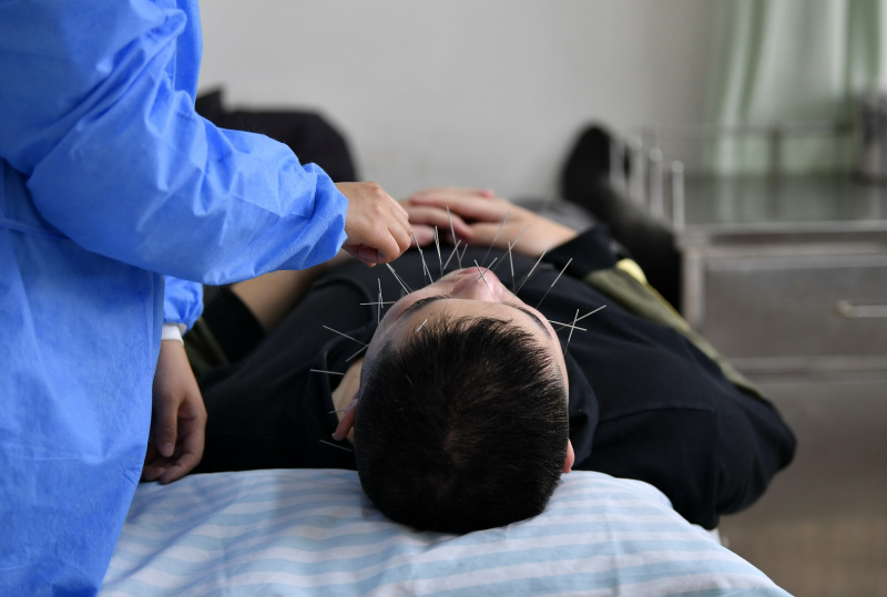 Un patient reçoit une thérapie d'acupuncture à l'hôpital de médecine traditionnelle chinoise de l'arrondissement de Fengnan