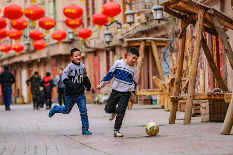 Des enfants s'amusent dans la vieille ville de Kachgar