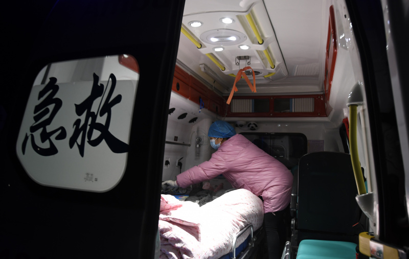 Un agent de santé transfert un blessé dans le bourg de Liuji du district autonome Bonan-Dongxiang-Salar de Jishishan