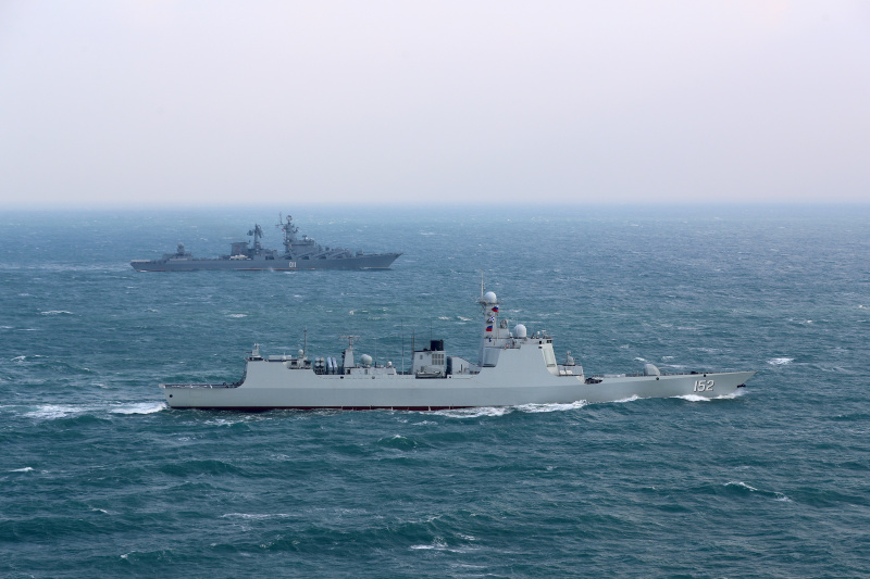 Le destroyer Jinan de la marine chinoise (au premier plan) et le croiseur Varyag de la marine russe lors des exercices navals conjoints Joint Sea 2022
