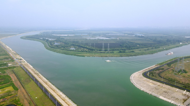 Photo aérienne de navires sur une nouvelle voie navigable d'un mégaprojet de détournement d'eau dans la province chinoise de l'Anhui (est)