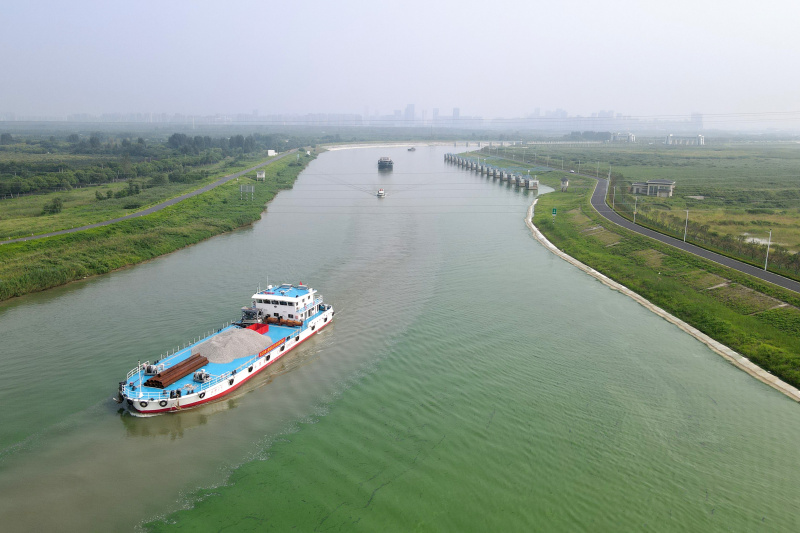 Photo aérienne de navires sur une nouvelle voie navigable d'un mégaprojet de détournement d'eau dans la province chinoise de l'Anhui (est)