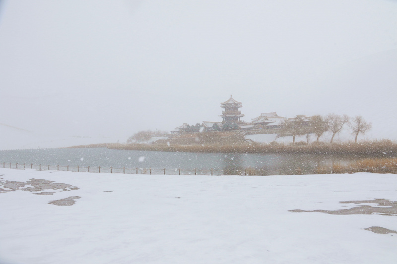 Paysage enneigé de la zone touristique de la montagne Mingsha et du lac du Croissant de Lune