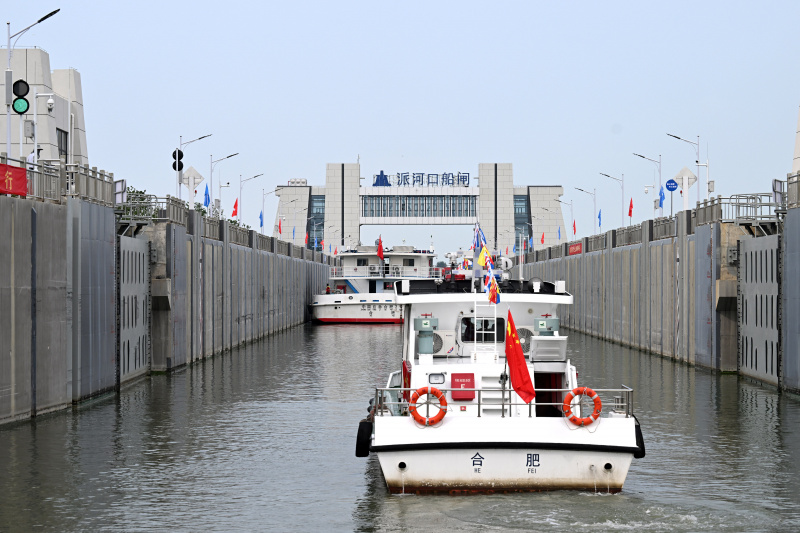 Des navires faisant la queue pour passer l'écluse de Paihekou d'un mégaprojet de détournement d'eau dans la province chinoise de l'Anhui (est)