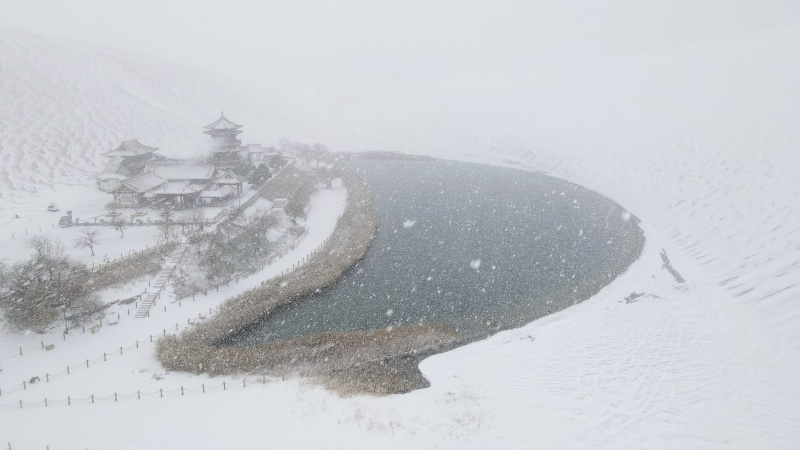 Photo aérienne du paysage enneigé de la zone touristique de la montagne Mingsha et du lac du Croissant de Lune