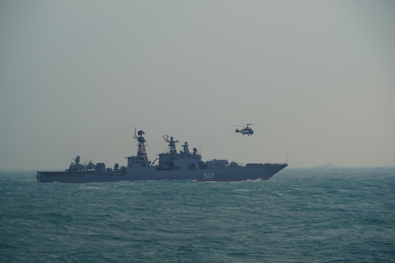 Un hélicoptère de la marine russe décolle lors des exercices navals conjoints Joint Sea 2022
