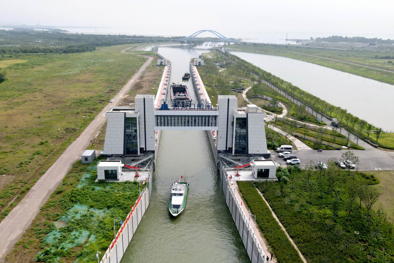 Photo aérienne de navires faisant la queue pour passer l'écluse de Paihekou d'un mégaprojet de détournement d'eau dans la province chinoise de l'Anhui (est)