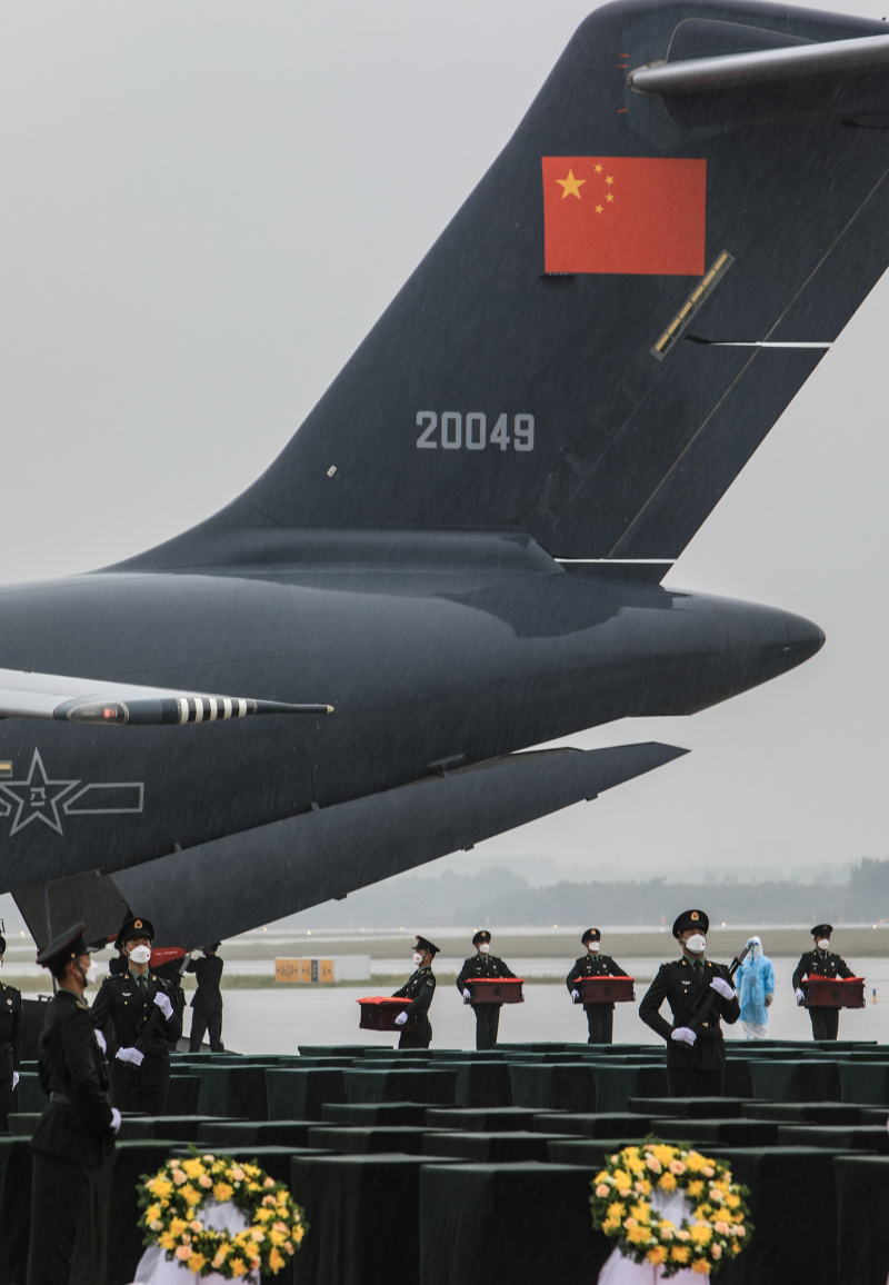 Des soldats escortent les dépouilles des martyrs des Volontaires du peuple chinois à l'aéroport international de Taoxian à Shenyang