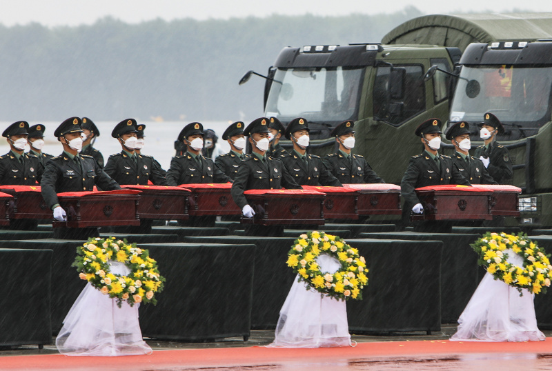 Des soldats escortent les dépouilles des martyrs des Volontaires du peuple chinois à l'aéroport international de Taoxian à Shenyang