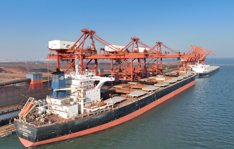 Photo aérienne de navires déchargeant des marchandises au quai de minerai de la zone portuaire de Caofeidian du port de Tangshan