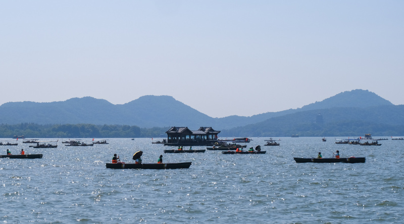 Des touristes prennent le bateau dans la zone touristique du lac de l'Ouest pendant les congés de la fête nationale