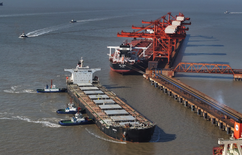 Photo aérienne d'un navire se dirigeant vers le quai de minerai de la zone portuaire de Caofeidian du port de Tangshan