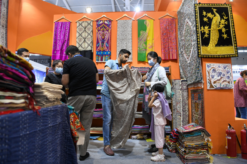 Des visiteurs achètent des produits sur un stand indien lors du 19e salon international des industries culturelles de Chine à Shenzhen