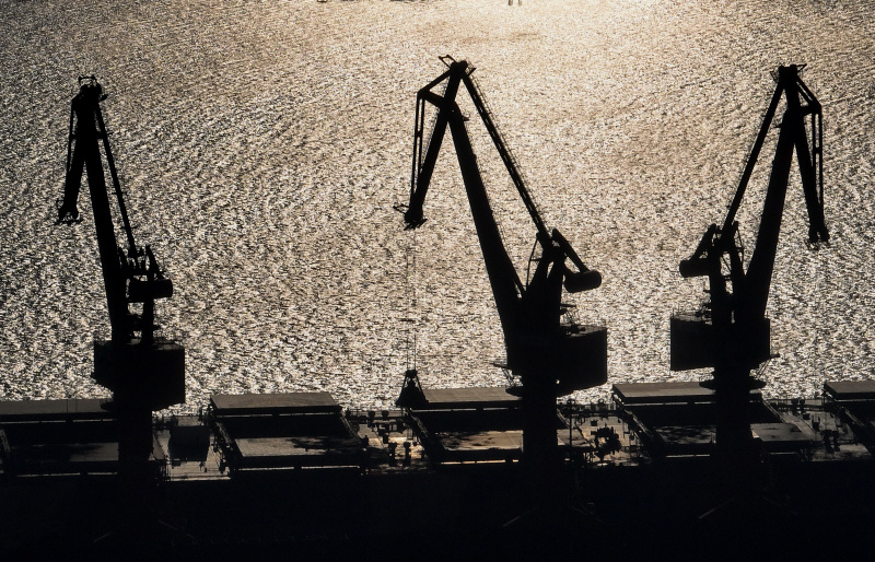 Photo aérienne d'un navire déchargeant des marchandises au quai de minerai de la zone portuaire de Caofeidian du port de Tangshan