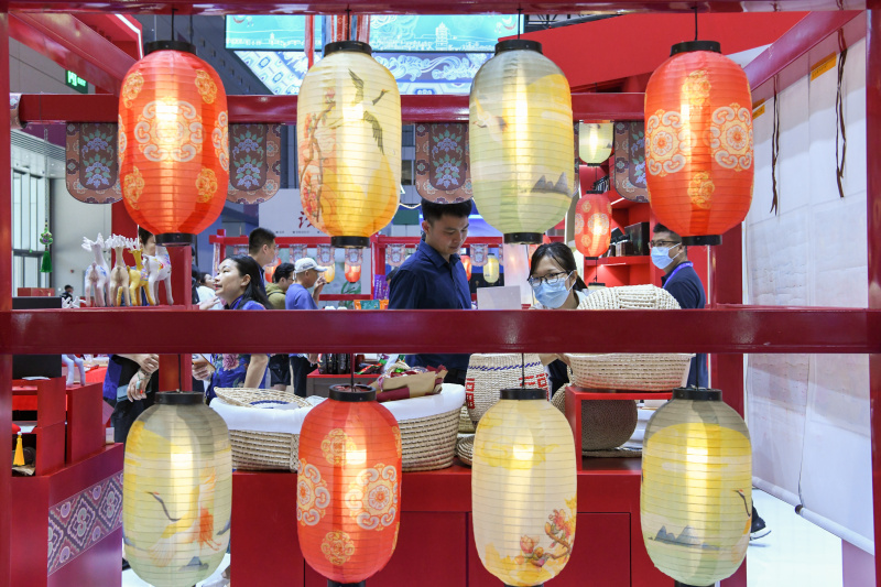 Des visiteurs choisissent des produits sur le stand du Shaanxi de la Chine lors du 19e salon international des industries culturelles de Chine