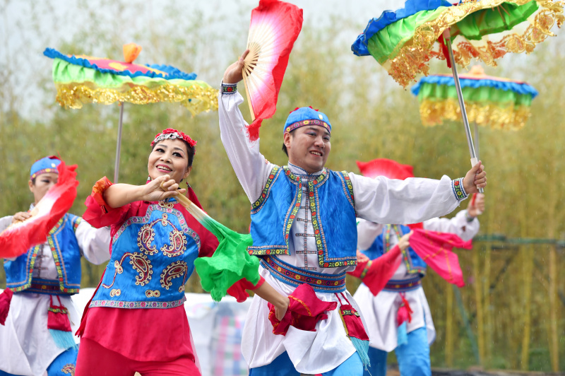 Des habitants pratiquent une danse folklorique dans le bourg de Xiaozuo à Shijiazhuang