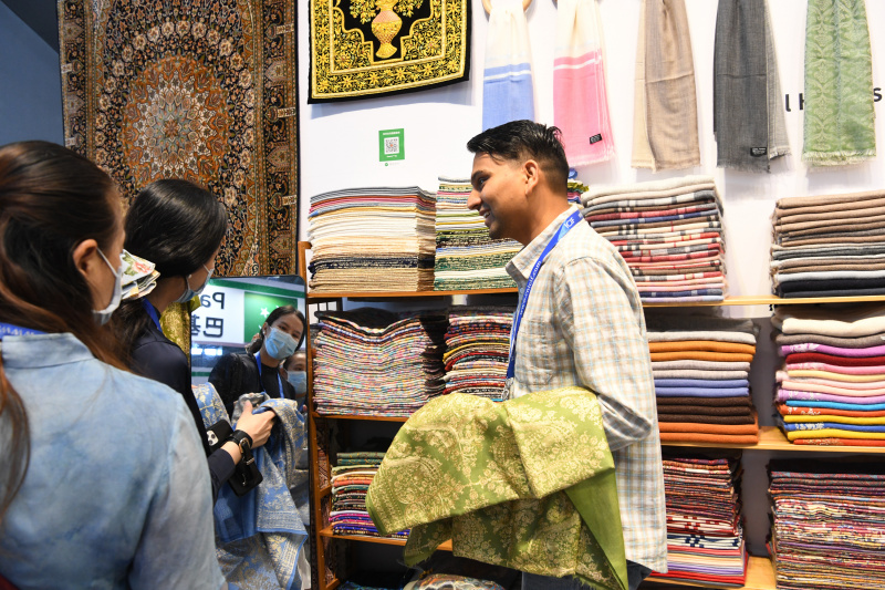 Des visiteurs achètent des produits sur un stand népalais lors du 19e salon international des industries culturelles de Chine à Shenzhen