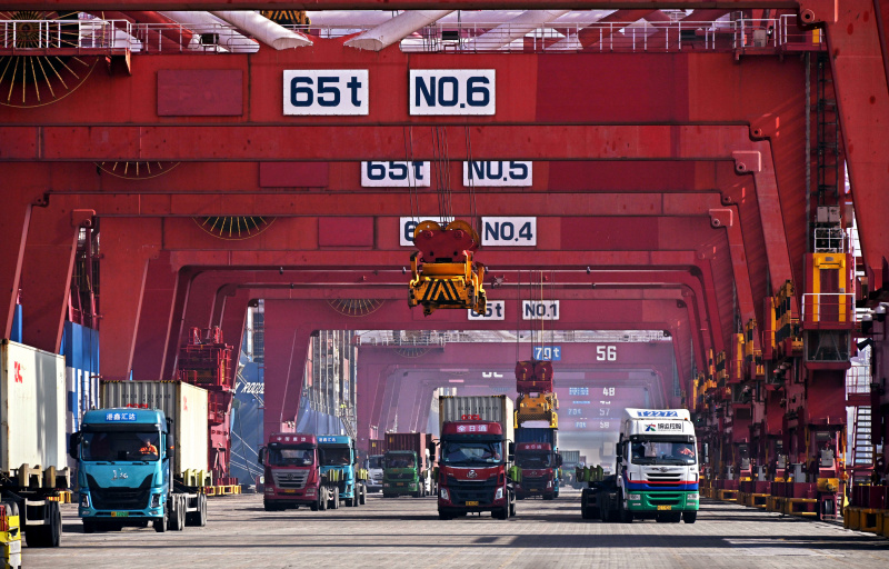 Des camions transportent des conteneurs au port de Qingdao