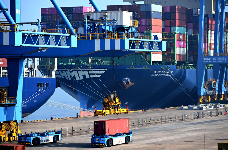 Des camions sans conducteur transportent des conteneurs au port de Qingdao