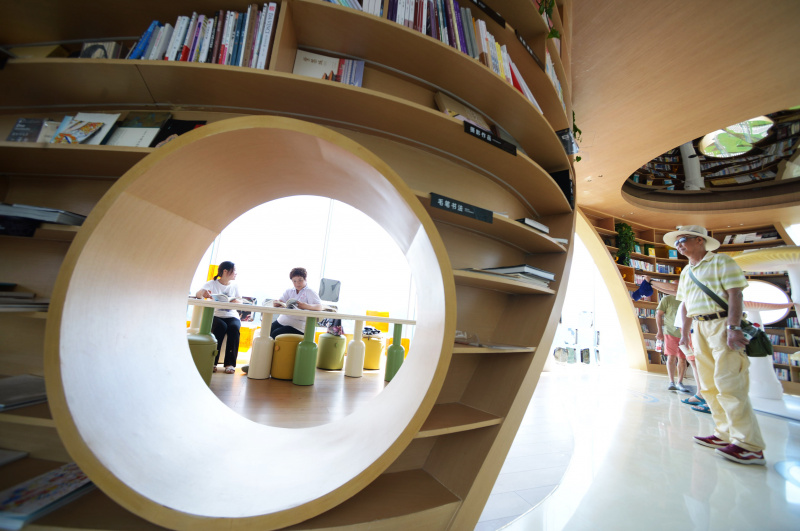 Des touristes lisent des livres dans une librairie de la zone administrative de Bailidujuan