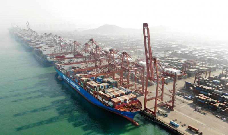 Photo aérienne d'un navire de charge au port de Qingdao