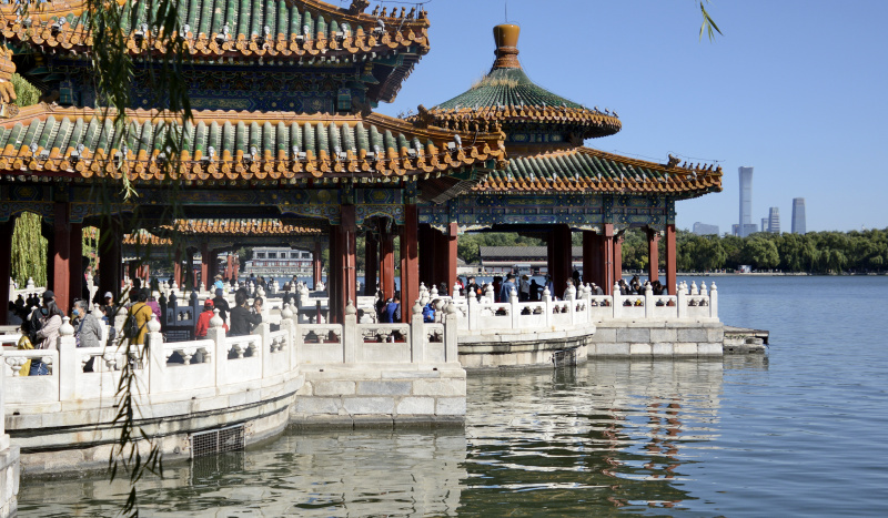 Des visiteurs pendant les vacances au parc Beihai à Beijing