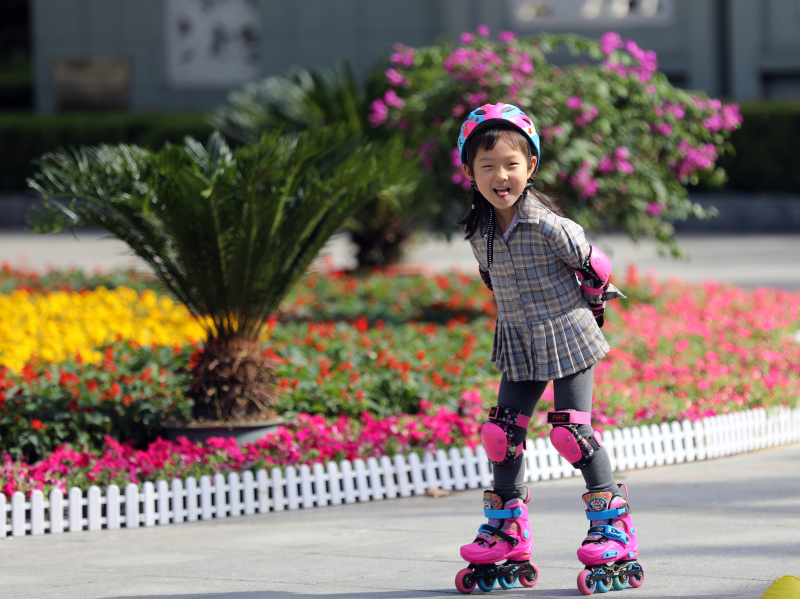Une fillette fait du patin à roulettes dans le parc de Donghuan à Shijiazhuang