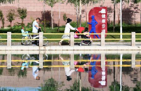 (miniature) Des gens visitent le parc du lac Yuquan