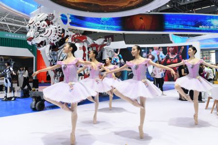 (miniature) Un spectacle de danse présenté lors de la 19e Foire internationale des industries culturelles de Chine (Shenzhen)