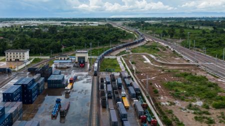 (miniature) Photo aérienne prise le 9 août 2022 montrant des marchandises transfrontalières transportées à la gare sud de Vientiane du chemin de fer Chine-Laos au Laos