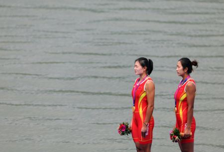 (miniature) Les médaillées d'or chinoises Lu Shiyu (à droite) et Shen Shuangmei lors de la remise des médailles de l'épreuve d'aviron du double féminin des 19es Jeux asiatiques à Hangzhou