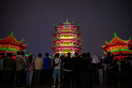 (miniature) Des touristes regardent un spectacle de lumière à Huanghelou
