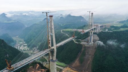(miniature) Photo aérienne prise le 14 juin 2022 montrant le chantier du grand pont de Duohua