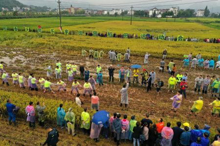 (miniature) Des gens dans un jeu d'agriculteurs lors d'un événement célébrant la Fête de la moisson des agriculteurs chinois à Jiande