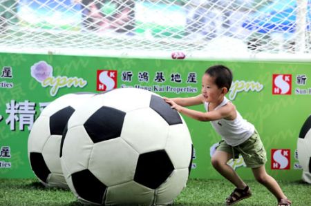 (miniature) Football : Wangfujing, rue commerçante de Pékin aux couleur de la Coupe du Monde