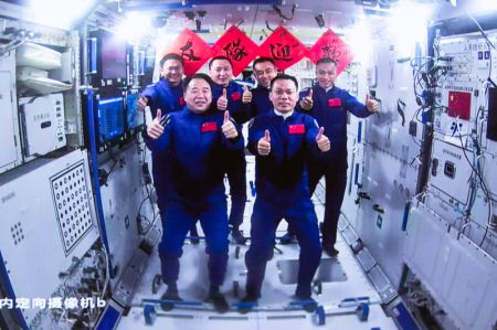 (miniature) Cette image capturée le 26 octobre 2023 au Centre de contrôle des vols aérospatiaux de Beijing montre les équipages de Shenzhou-16 et Shenzhou-17 posant pour une photo de groupe à l'intérieur de la station spatiale chinoise