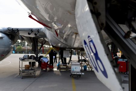 (miniature) Des techniciens démantèlent un avion à l'aéroport international Xinqiao de Hefei