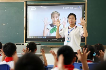 (miniature) Une enseignante montre à des élèves comment faire des exercices oculaires dans une école à Binzhou