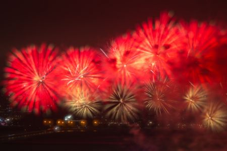 (miniature) Des feux d'artifice célébrant la fête du Printemps illuminent le ciel à Macao
