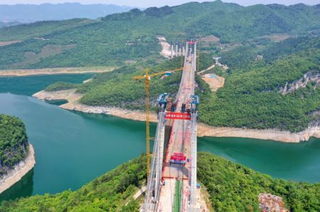 (miniature) Vue aérienne du pont Feilonghu Wujiang en construction dans la province du Guizhou (sud-ouest de la Chine)