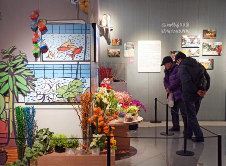 (miniature) Des visiteurs lors d'une exposition sur les coutumes du Nouvel An lunaire chinois