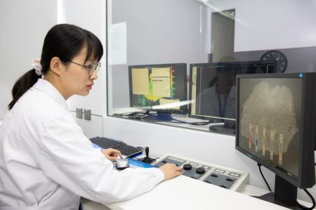(miniature) Une chercheuse mène des expériences à l'Institut de géologie et de géophysique (IGG) de l'Académie des sciences de Chine (ASC) à Beijing