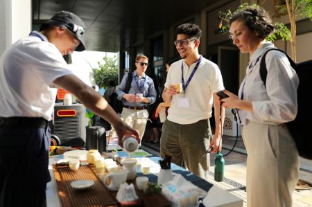 (miniature) Des participants dégustent du thé chinois au pavillon chinois lors de la 28e session de la Conférence des Parties (COP28) à la Convention-cadre des Nations Unies sur les changements climatiques
