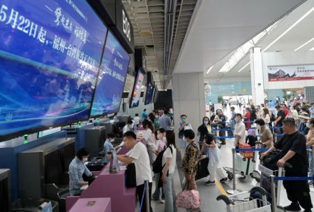 (miniature) Des passagers procèdent à un contrôle de leurs bagages à l'Aéroport international Changle de Fuzhou