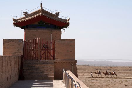 (miniature) Des visiteurs en chameau à l'extérieur du fort de Jiayuguan à Jiayuguan