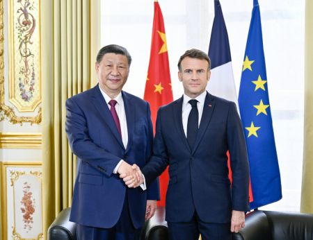 (miniature) Le président chinois Xi Jinping et son homologue français Emmanuel Macron s'entretiennent à l'Elysée