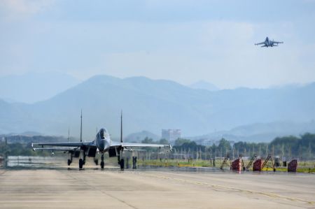 (miniature) La force aérienne et le corps de l'aviation navale du commandement du Théâtre d'opérations de l'est de l'Armée populaire de libération (APL) pilotent des avions de guerre pour mener des opérations autour de l'île de Taiwan