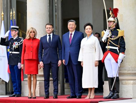 (miniature) Le président chinois Xi Jinping et son épouse Peng Liyuan posent pour une photo de groupe avec le président français Emmanuel Macron et son épouse Brigitte Macron à Paris